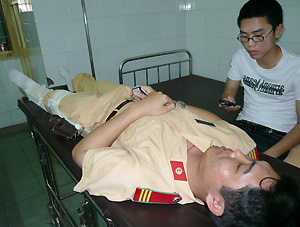 Vượt đèn đỏ, đâm xe vào CSGT bị thương nặng rồi bỏ chạy